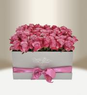 Luxusní květinový box s růžemi stříbrný hranatý - Rozvoz květin Praha